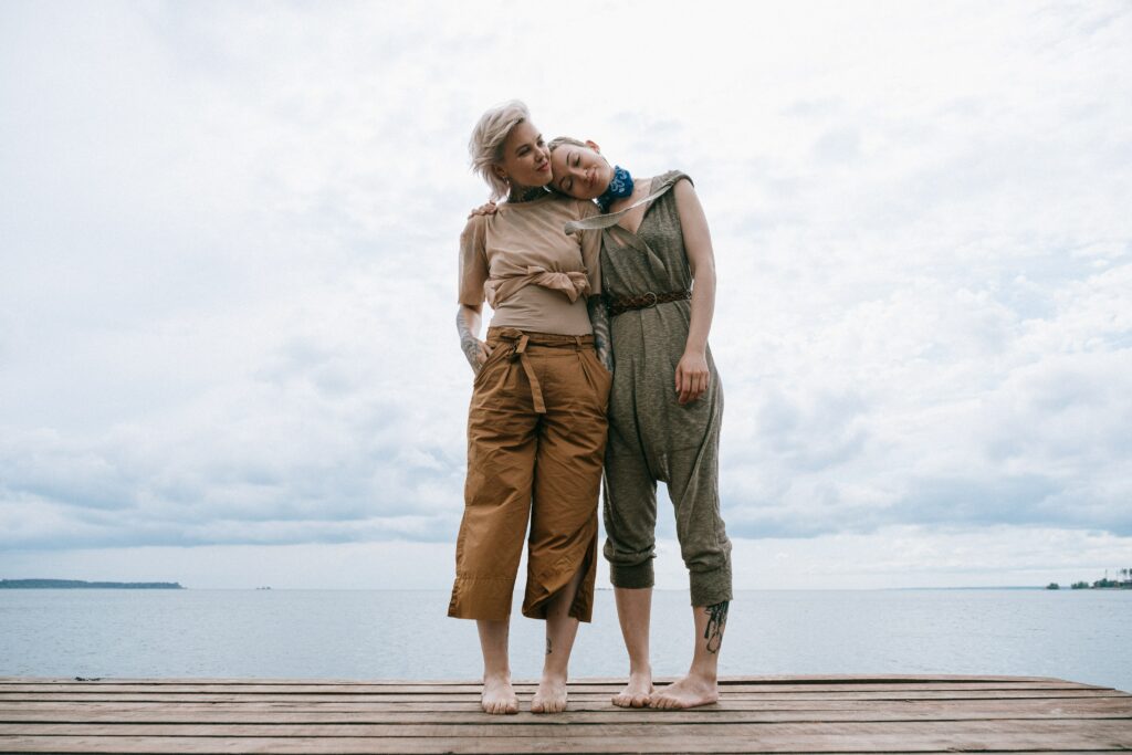 Anna und Lisa stehen barfuss am Steg des Bernsteinsees