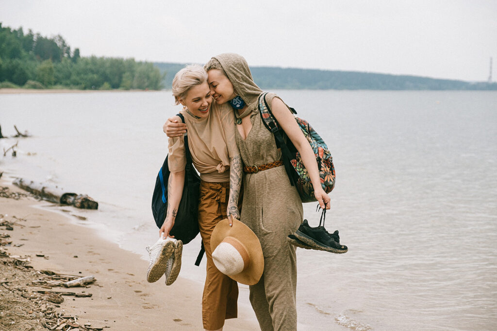 Anna und Lisa umarmend am Bernsteinsee barfuss