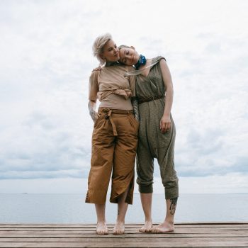 Anna und Lisa stehen barfuss am Steg des Bernsteinsees